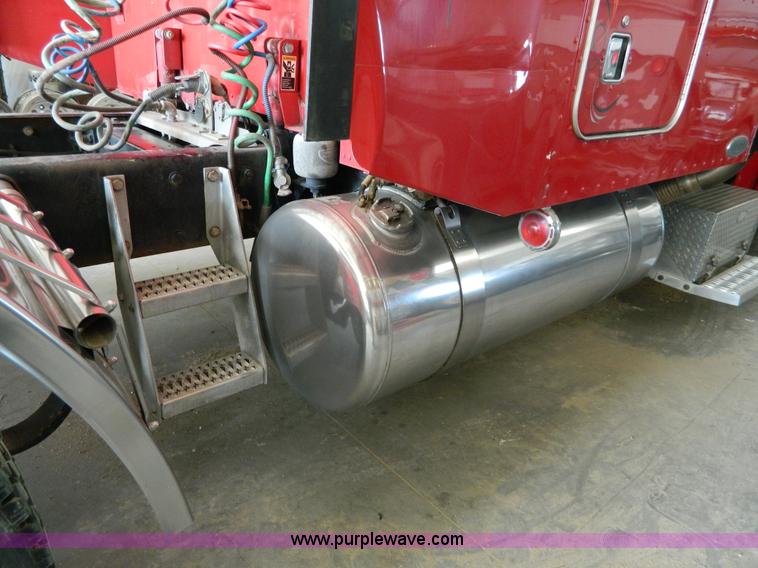 image for item G7782 2004 Peterbilt 379 semi truck