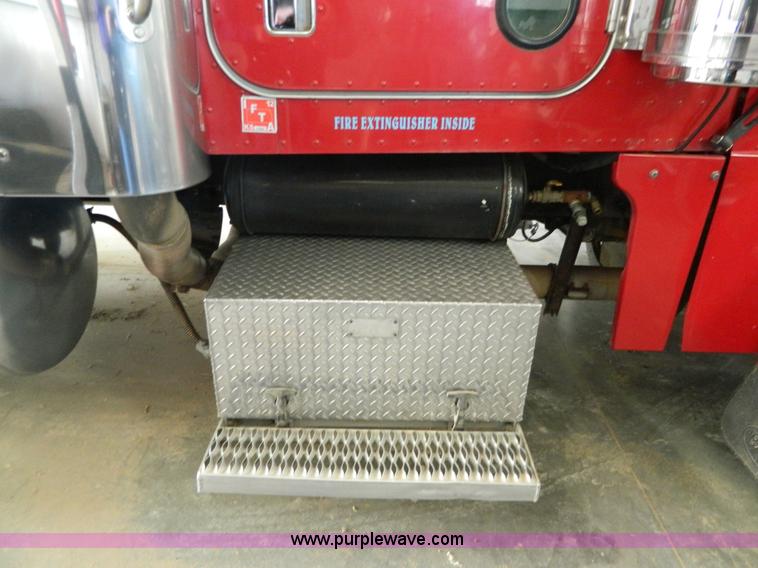 image for item G7782 2004 Peterbilt 379 semi truck