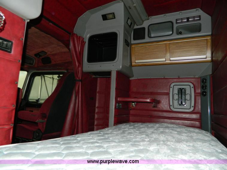 image for item G7782 2004 Peterbilt 379 semi truck