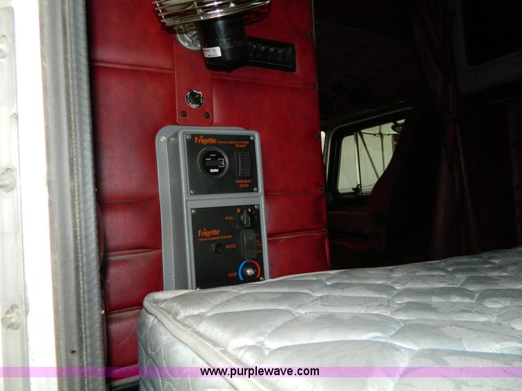 image for item G7782 2004 Peterbilt 379 semi truck