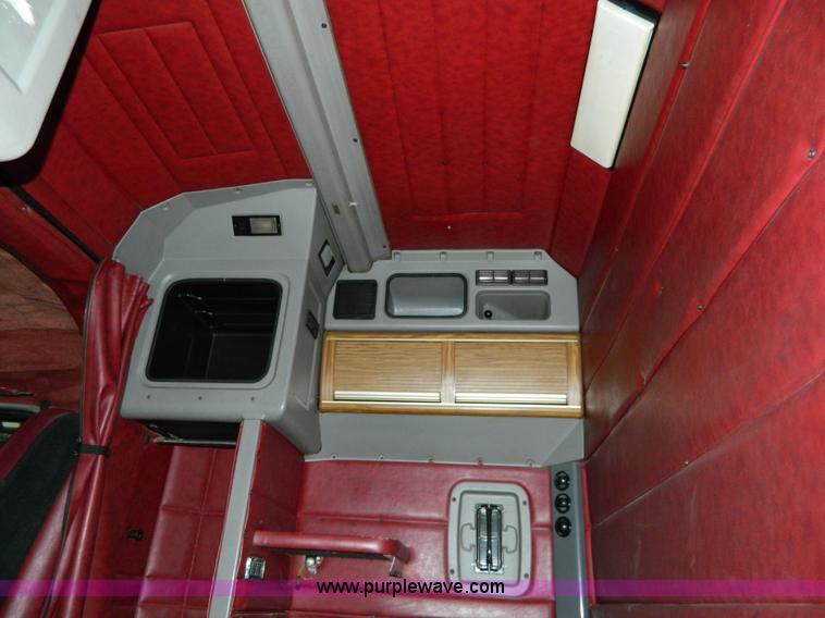 image for item G7782 2004 Peterbilt 379 semi truck