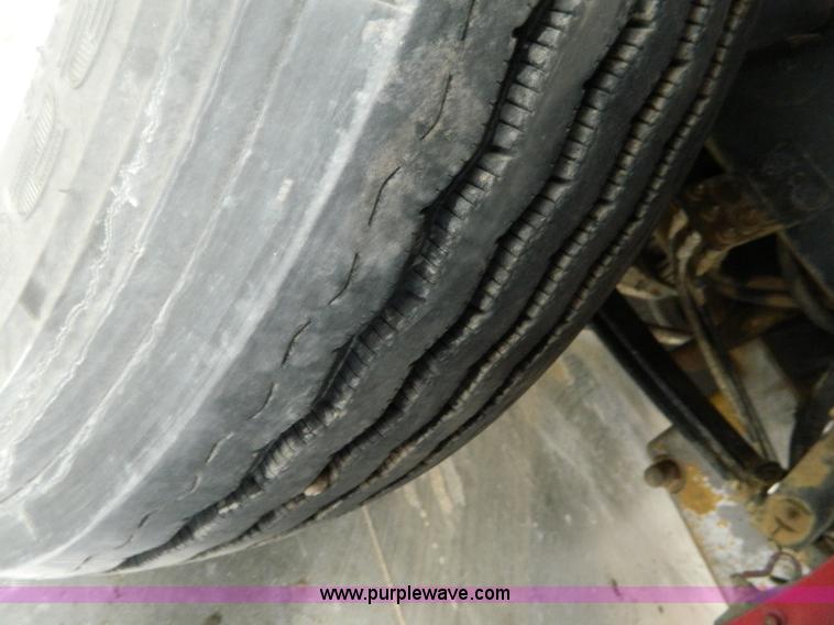 image for item G7782 2004 Peterbilt 379 semi truck