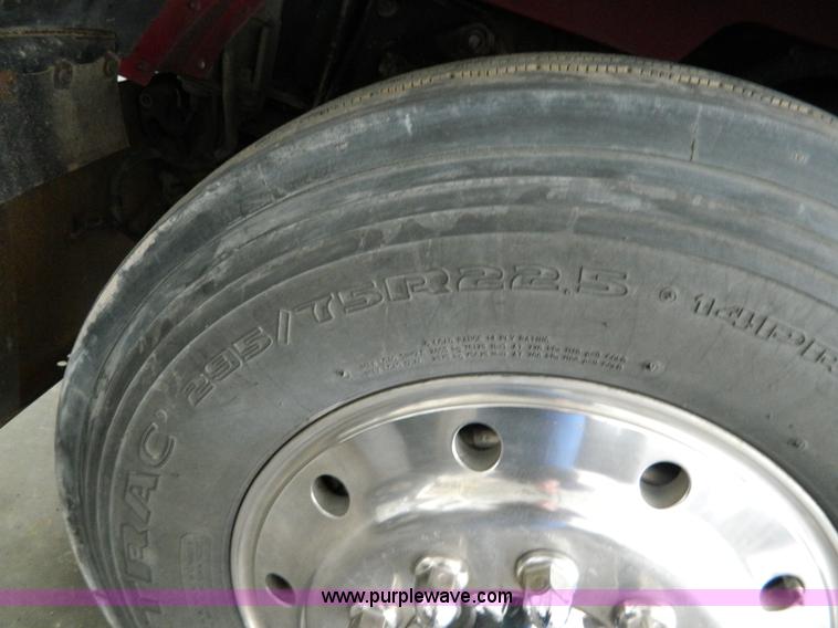 image for item G7782 2004 Peterbilt 379 semi truck