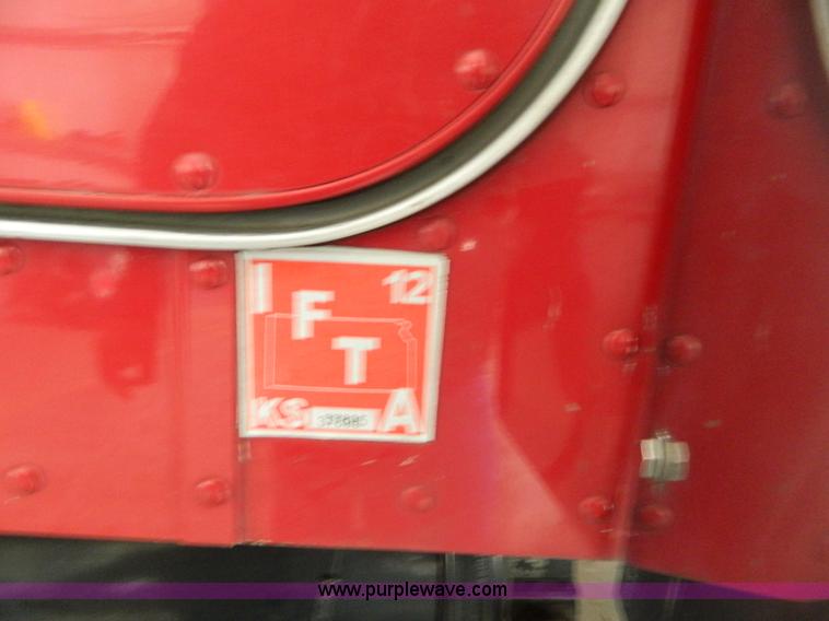 image for item G7782 2004 Peterbilt 379 semi truck