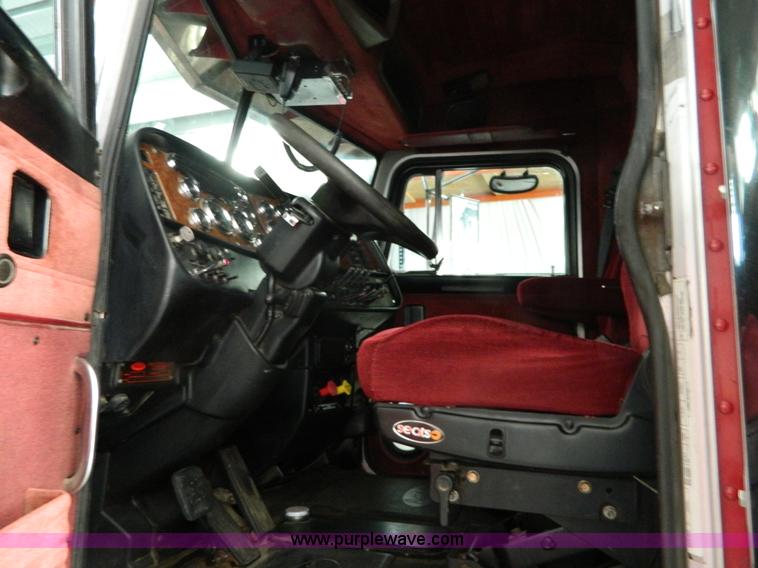 image for item G7782 2004 Peterbilt 379 semi truck