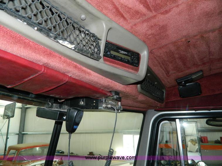 image for item G7782 2004 Peterbilt 379 semi truck