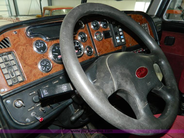 image for item G7782 2004 Peterbilt 379 semi truck