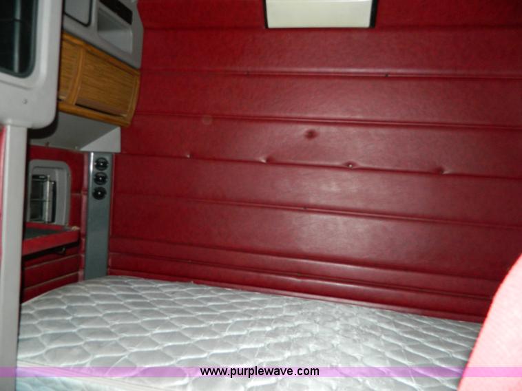 image for item G7782 2004 Peterbilt 379 semi truck