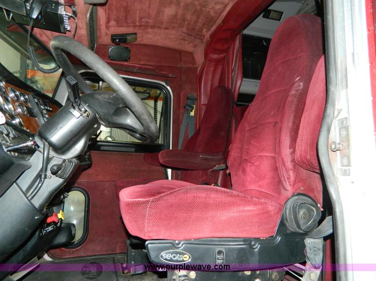 image for item G7782 2004 Peterbilt 379 semi truck