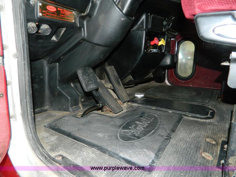 image for item G7782 2004 Peterbilt 379 semi truck