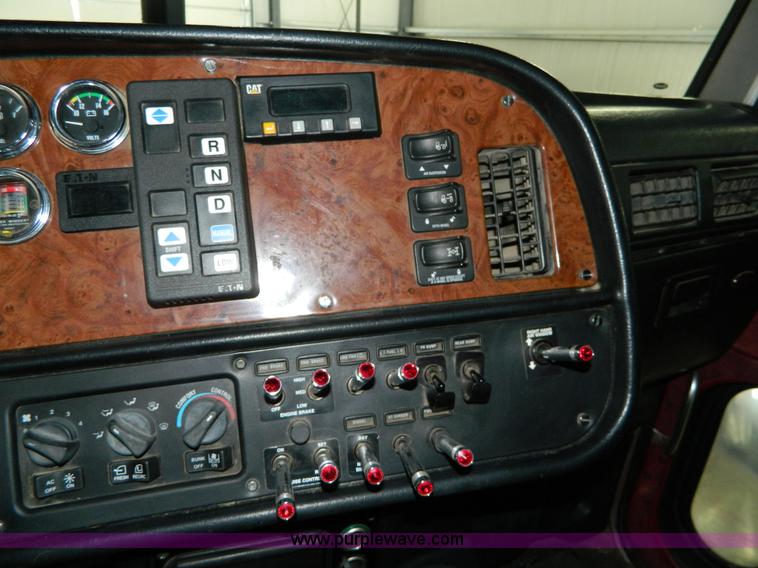 image for item G7782 2004 Peterbilt 379 semi truck