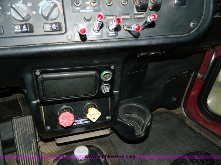 image for item G7782 2004 Peterbilt 379 semi truck