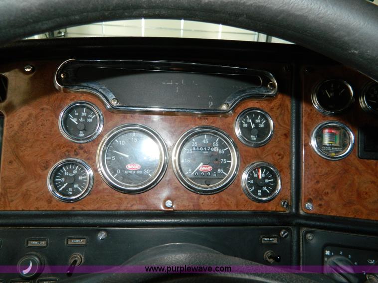 image for item G7782 2004 Peterbilt 379 semi truck