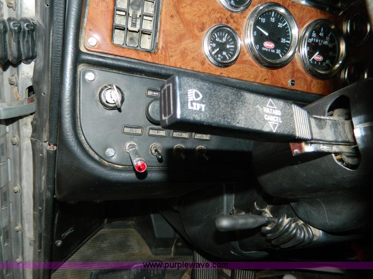 image for item G7782 2004 Peterbilt 379 semi truck