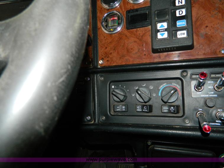 image for item G7782 2004 Peterbilt 379 semi truck