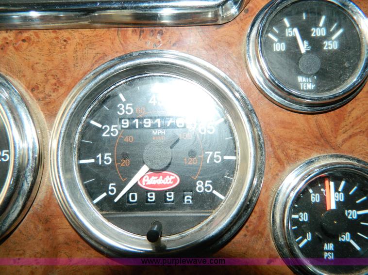 image for item G7782 2004 Peterbilt 379 semi truck