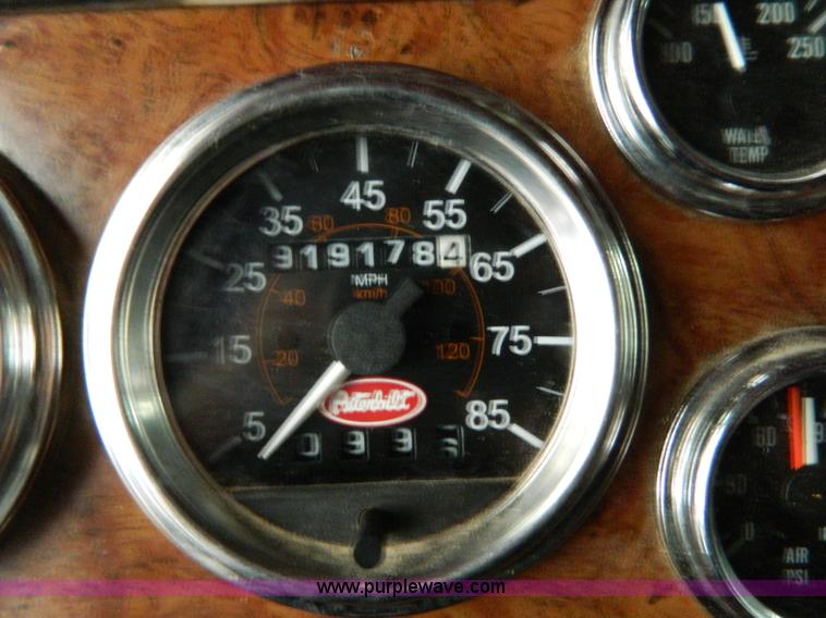 image for item G7782 2004 Peterbilt 379 semi truck