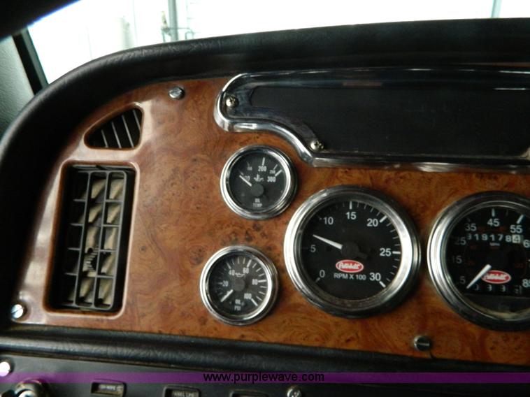 image for item G7782 2004 Peterbilt 379 semi truck