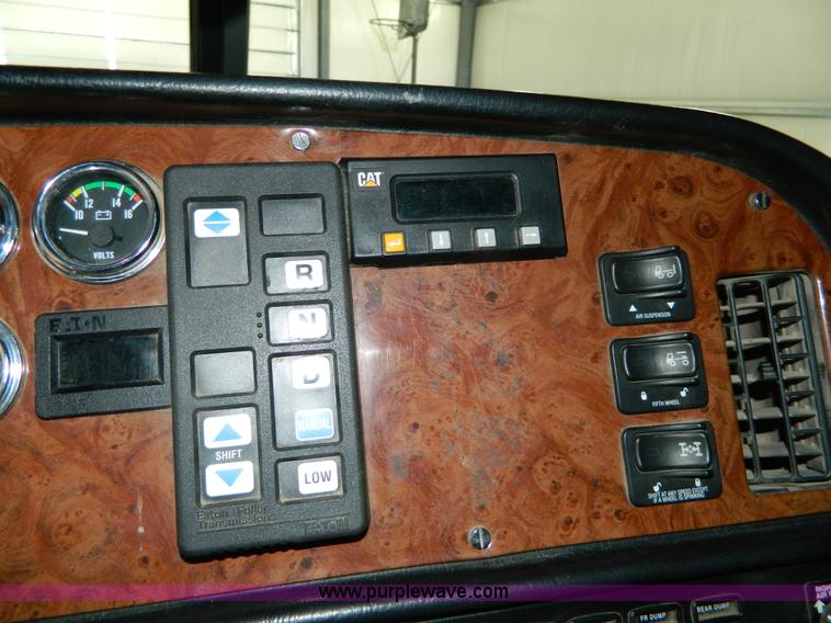 image for item G7782 2004 Peterbilt 379 semi truck