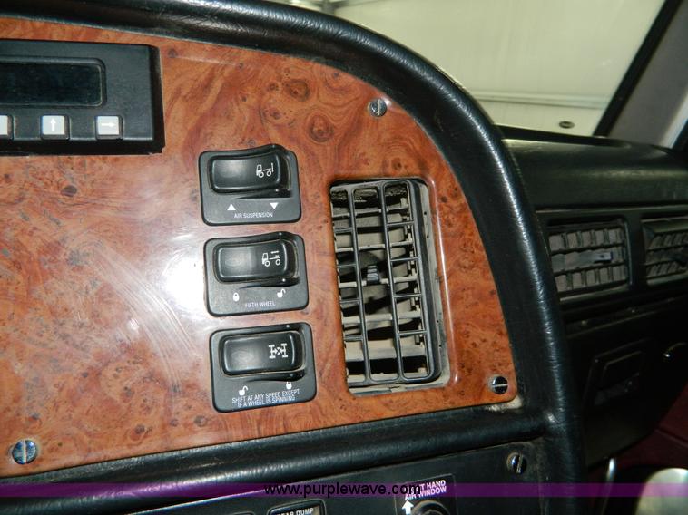 image for item G7782 2004 Peterbilt 379 semi truck