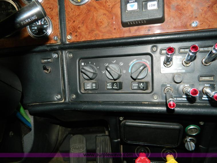 image for item G7782 2004 Peterbilt 379 semi truck