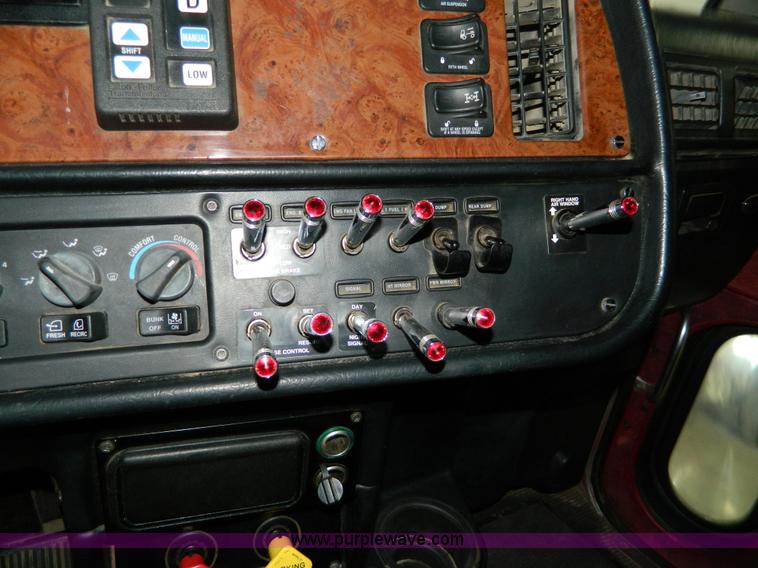 image for item G7782 2004 Peterbilt 379 semi truck