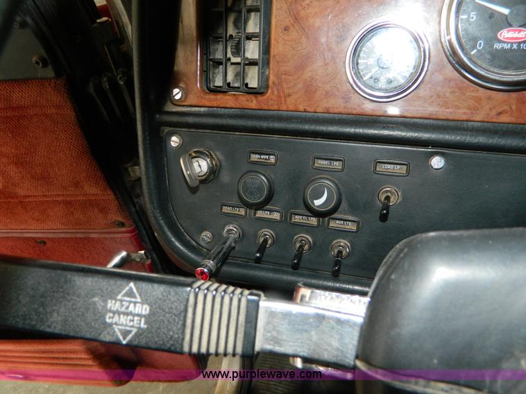 image for item G7782 2004 Peterbilt 379 semi truck