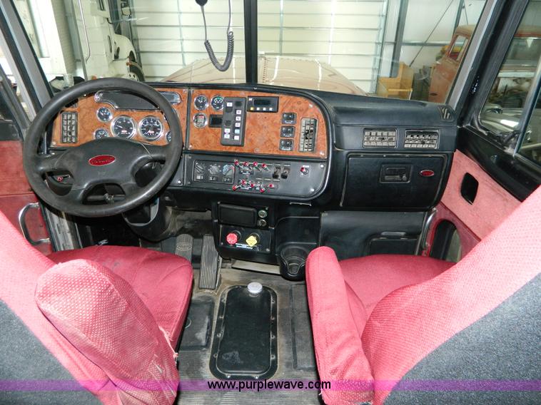 image for item G7782 2004 Peterbilt 379 semi truck