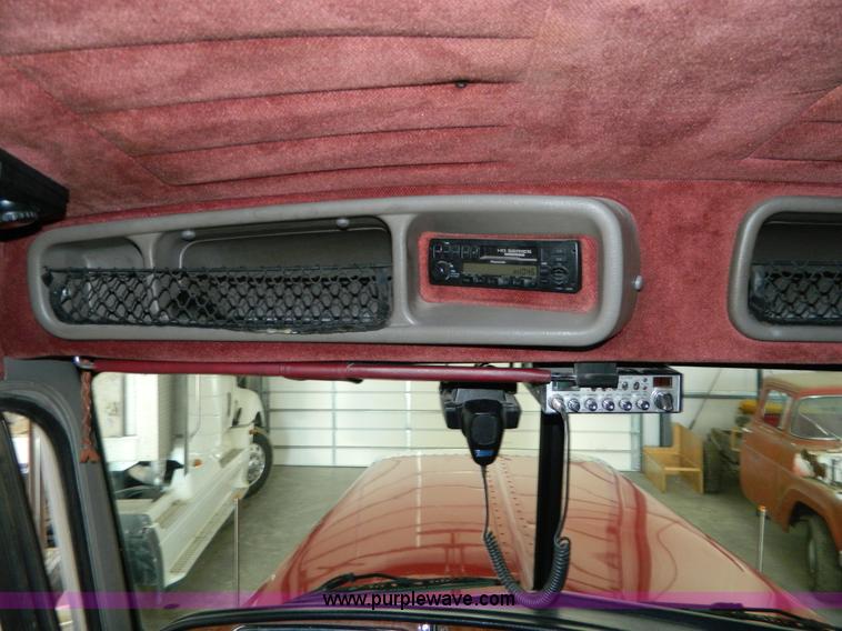 image for item G7782 2004 Peterbilt 379 semi truck