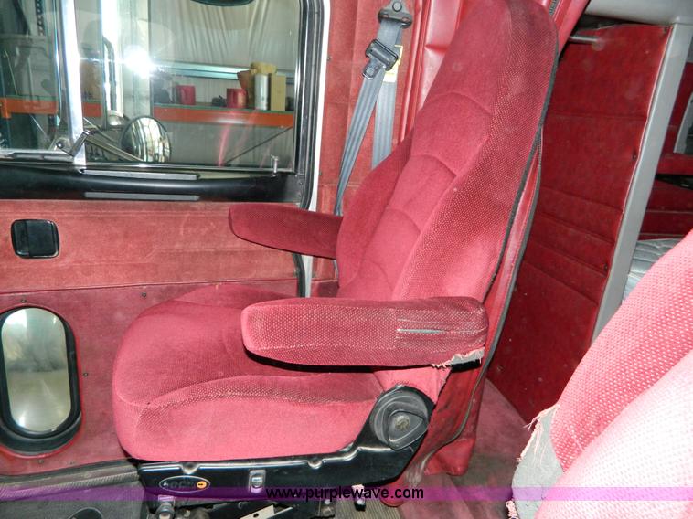 image for item G7782 2004 Peterbilt 379 semi truck