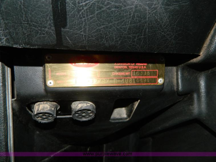 image for item G7782 2004 Peterbilt 379 semi truck