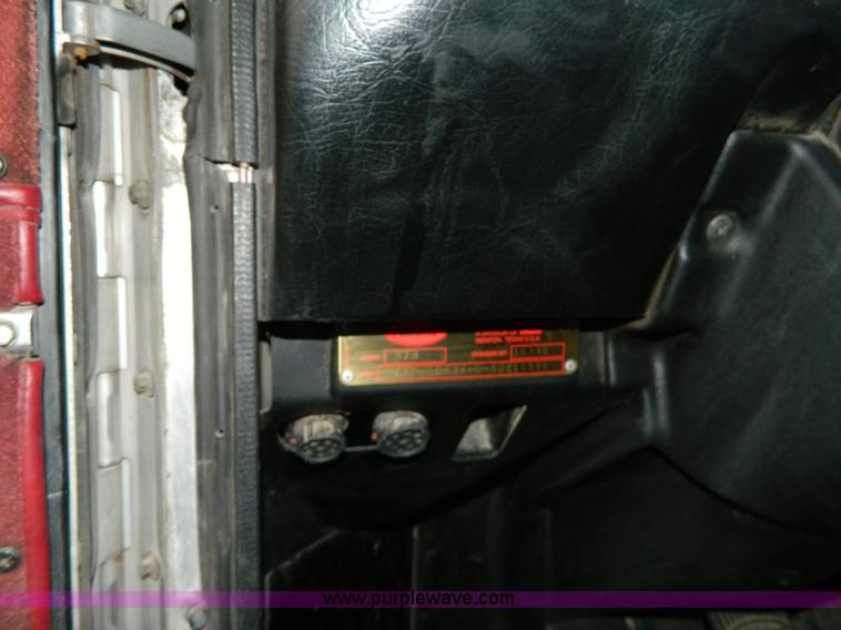 image for item G7782 2004 Peterbilt 379 semi truck