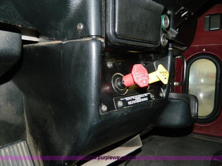 image for item G7782 2004 Peterbilt 379 semi truck