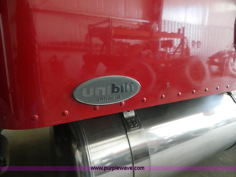 image for item G7782 2004 Peterbilt 379 semi truck