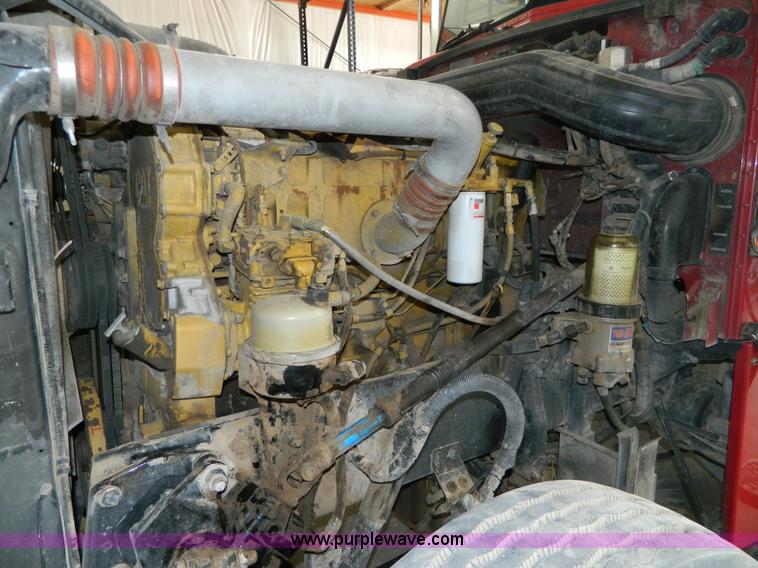 image for item G7782 2004 Peterbilt 379 semi truck