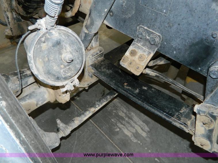 image for item G7782 2004 Peterbilt 379 semi truck