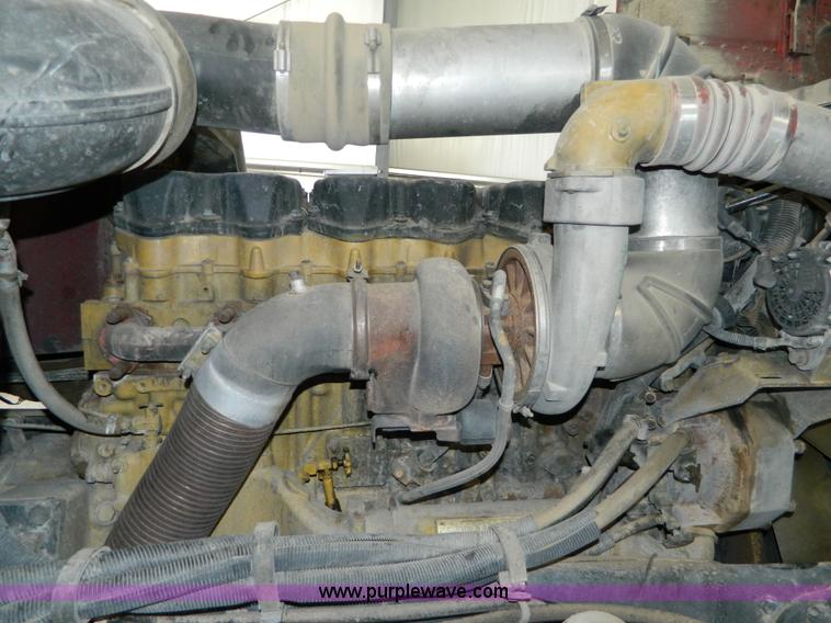 image for item G7782 2004 Peterbilt 379 semi truck