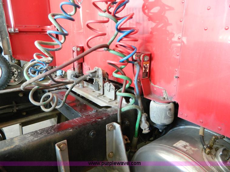 image for item G7782 2004 Peterbilt 379 semi truck