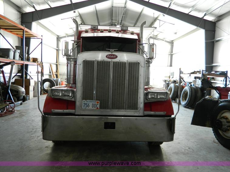 image for item G7782 2004 Peterbilt 379 semi truck