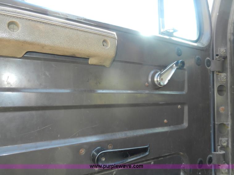 image for item A3956 1991 International 4900 dump truck