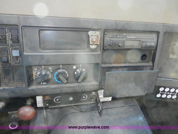 image for item A3956 1991 International 4900 dump truck