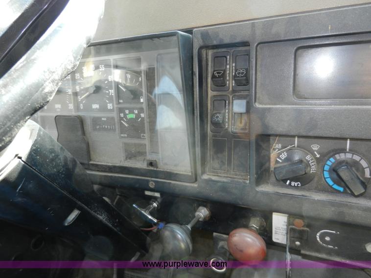 image for item A3956 1991 International 4900 dump truck