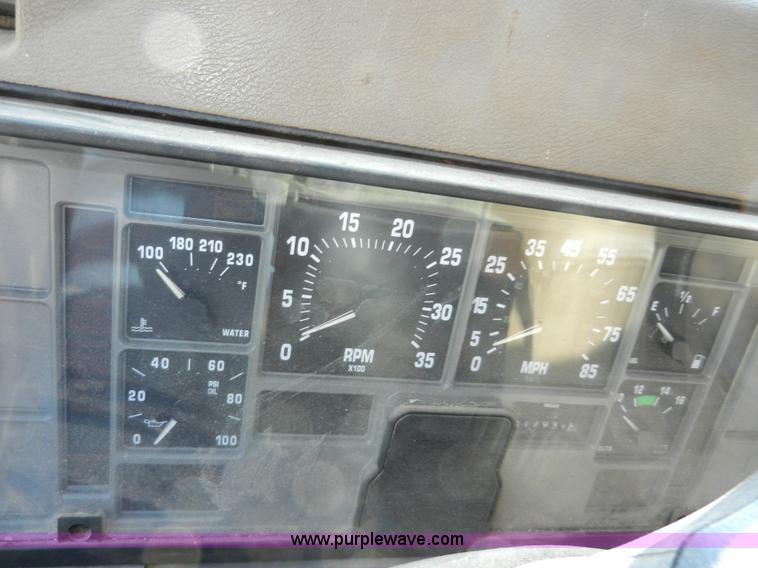 image for item A3956 1991 International 4900 dump truck