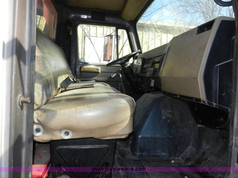 image for item A3956 1991 International 4900 dump truck