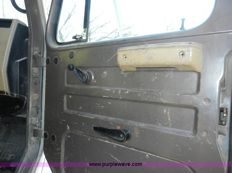 image for item A3956 1991 International 4900 dump truck