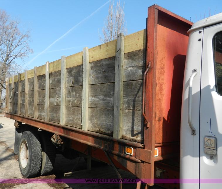 image for item A3956 1991 International 4900 dump truck