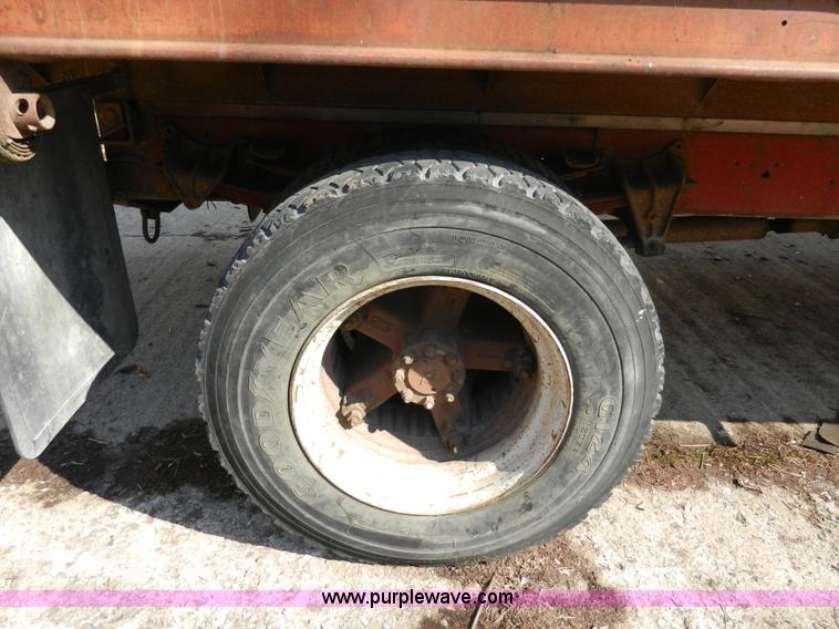 image for item A3956 1991 International 4900 dump truck