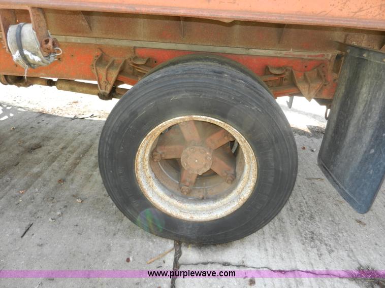 image for item A3956 1991 International 4900 dump truck