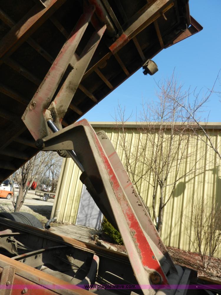 image for item A3956 1991 International 4900 dump truck