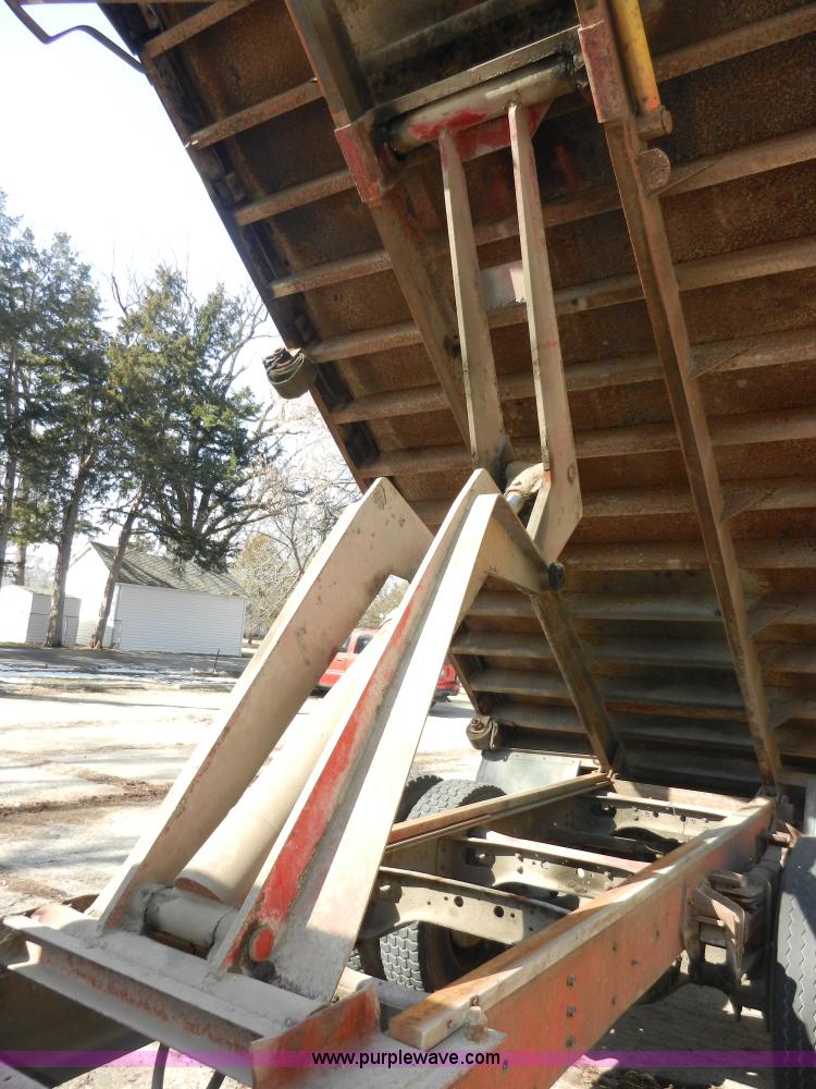 image for item A3956 1991 International 4900 dump truck